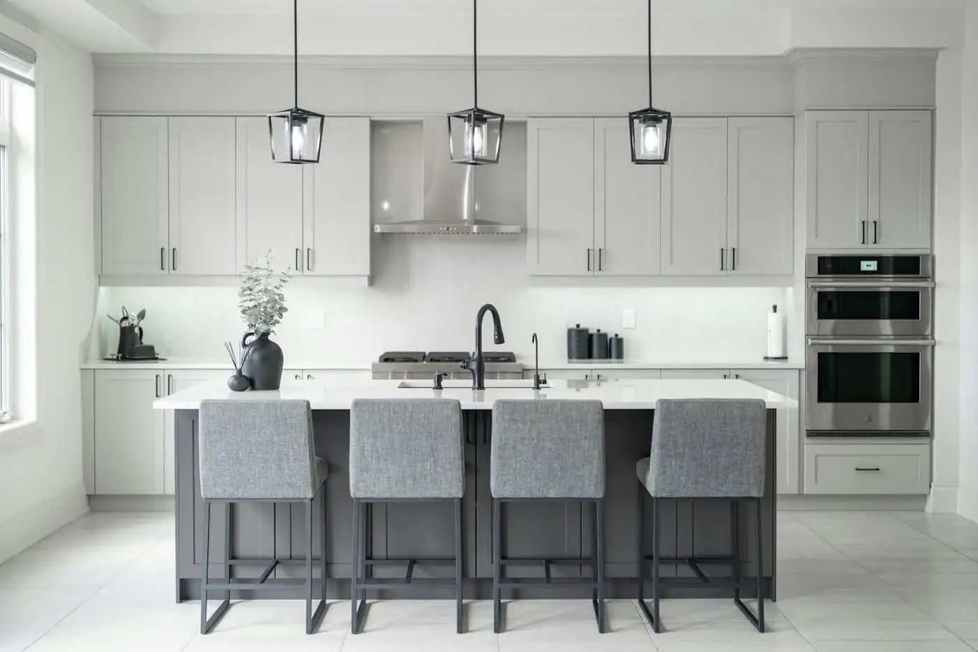 Kitchen island with quartz top and bar stools